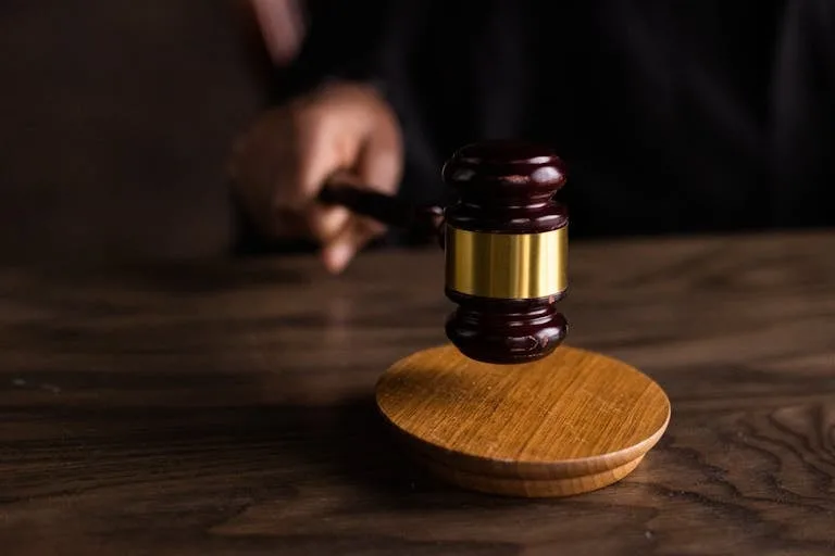 Marteau de juge, réglementation