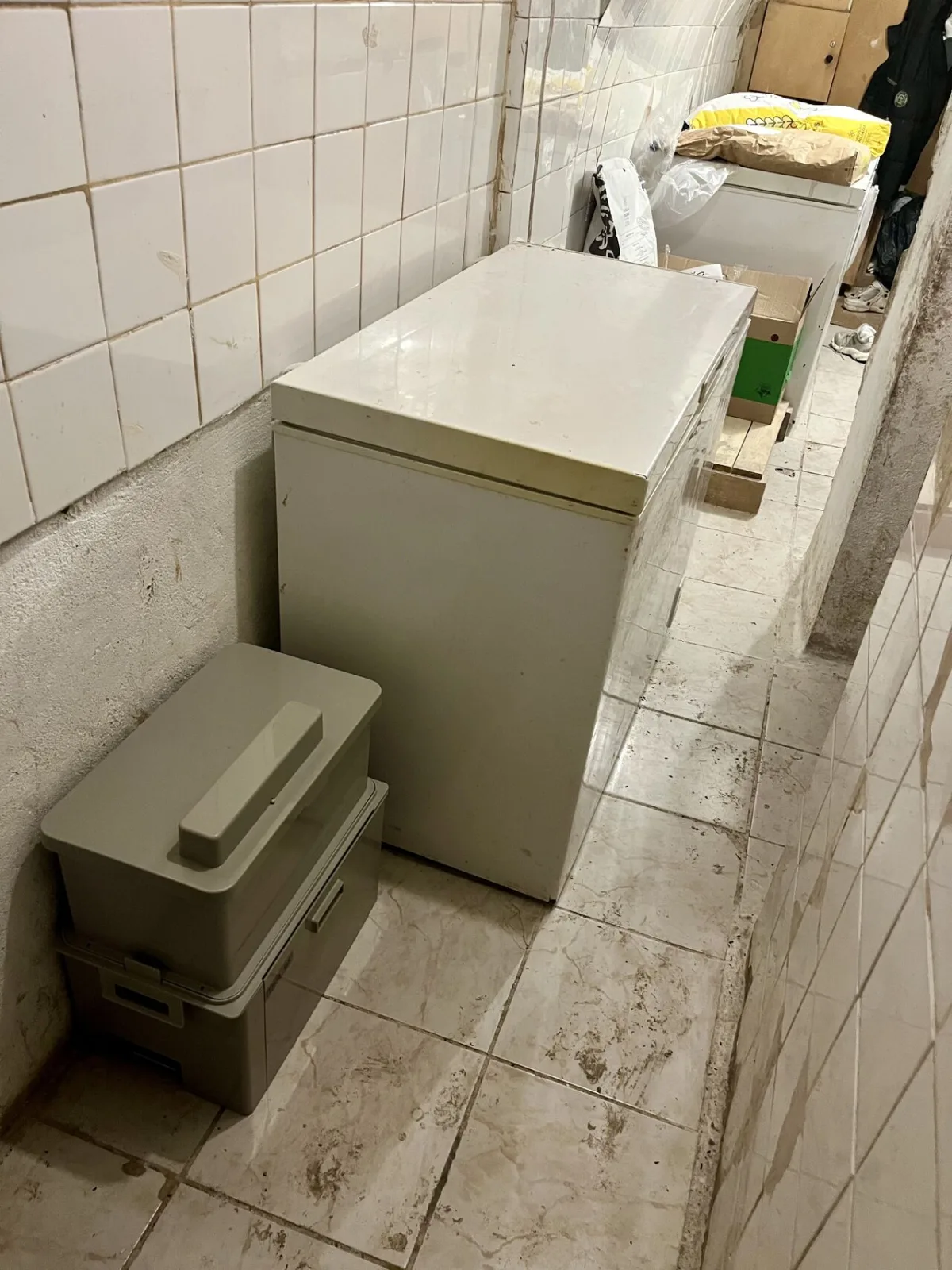 Mirabox en réserve, le long du mur
