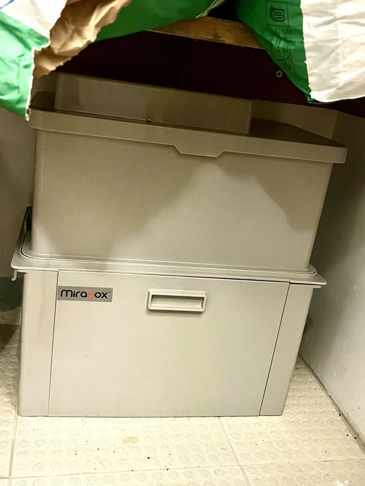 Mirabox posé au sol dans une réserve